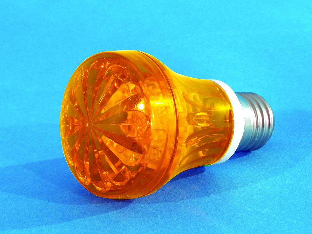 LED strobo žárovka karneval E-27, žlutá